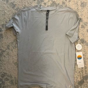 Vuori Men’s NWT light gray top small